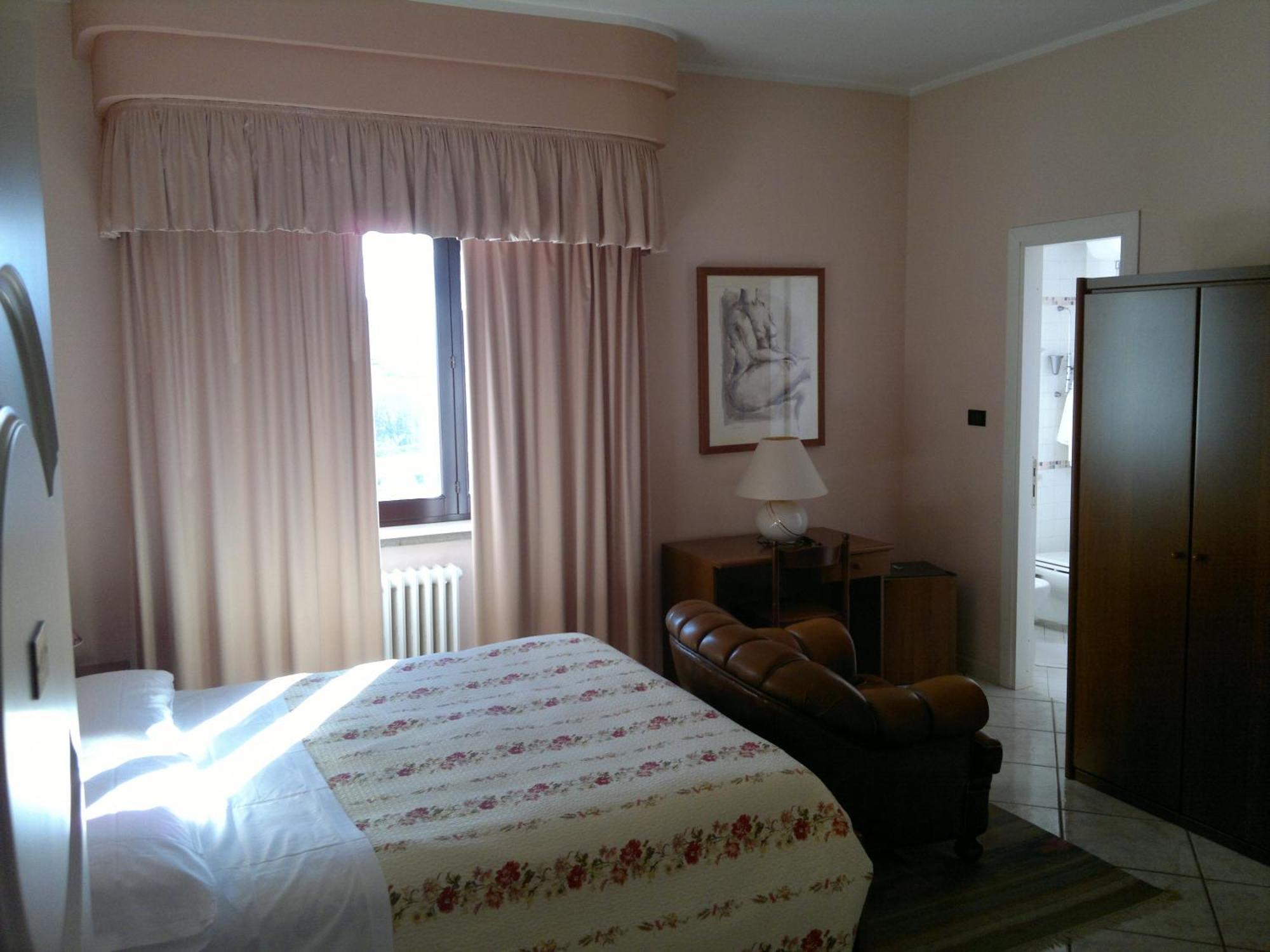 Hotel La Rotonda Cepagatti Bagian luar foto