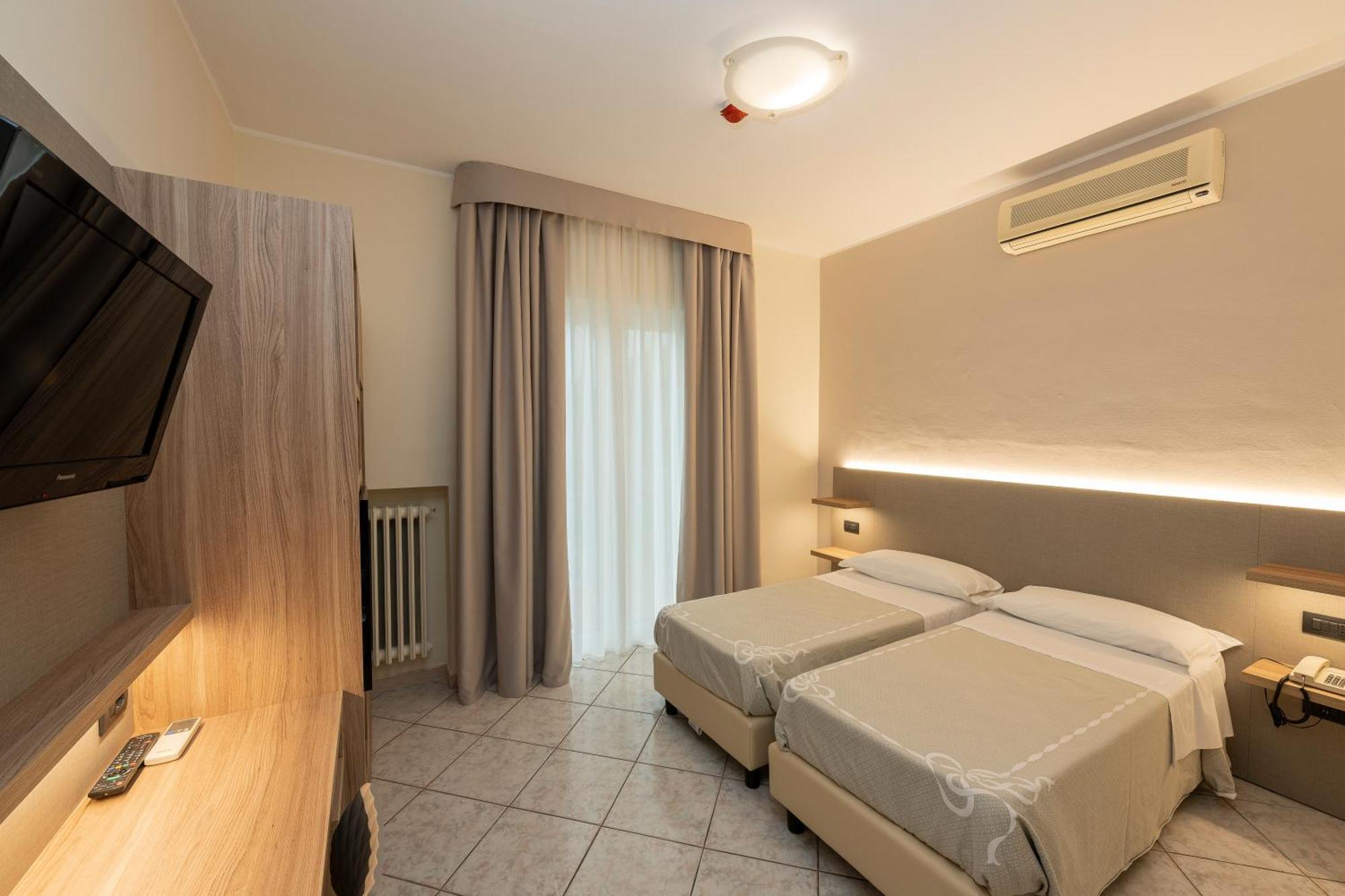 Hotel La Rotonda Cepagatti Bagian luar foto