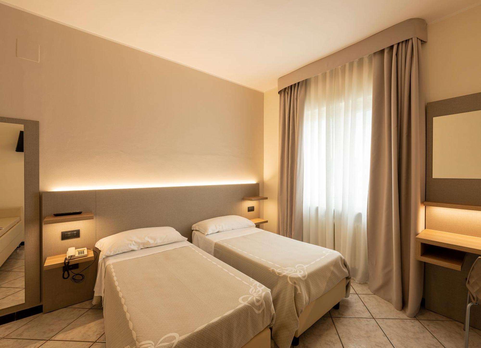 Hotel La Rotonda Cepagatti Bagian luar foto