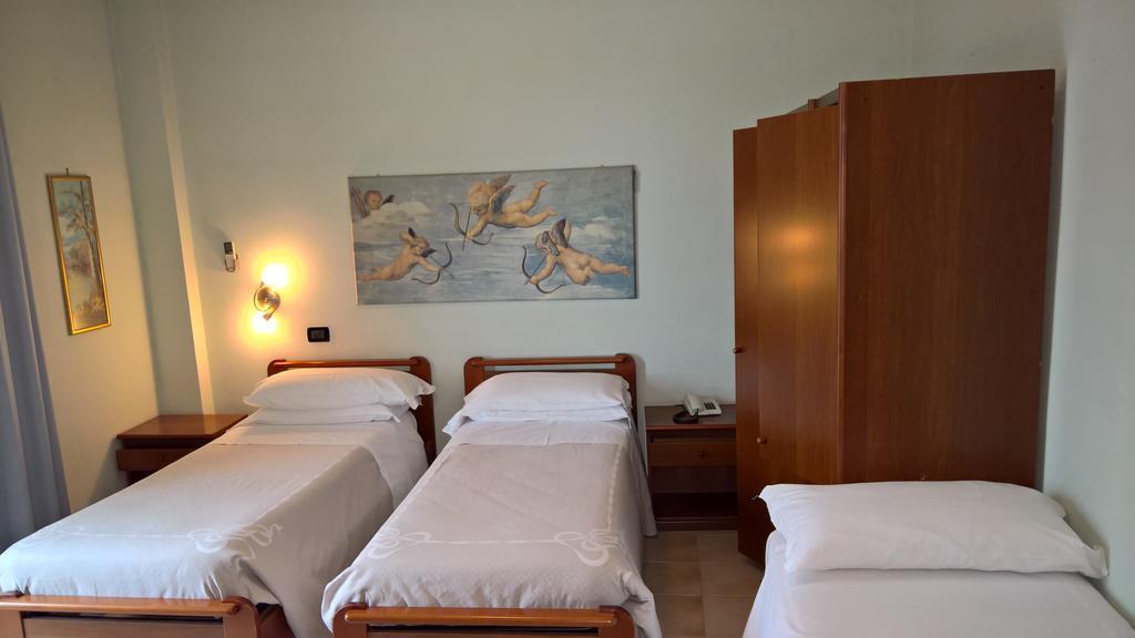 Hotel La Rotonda Cepagatti Bagian luar foto