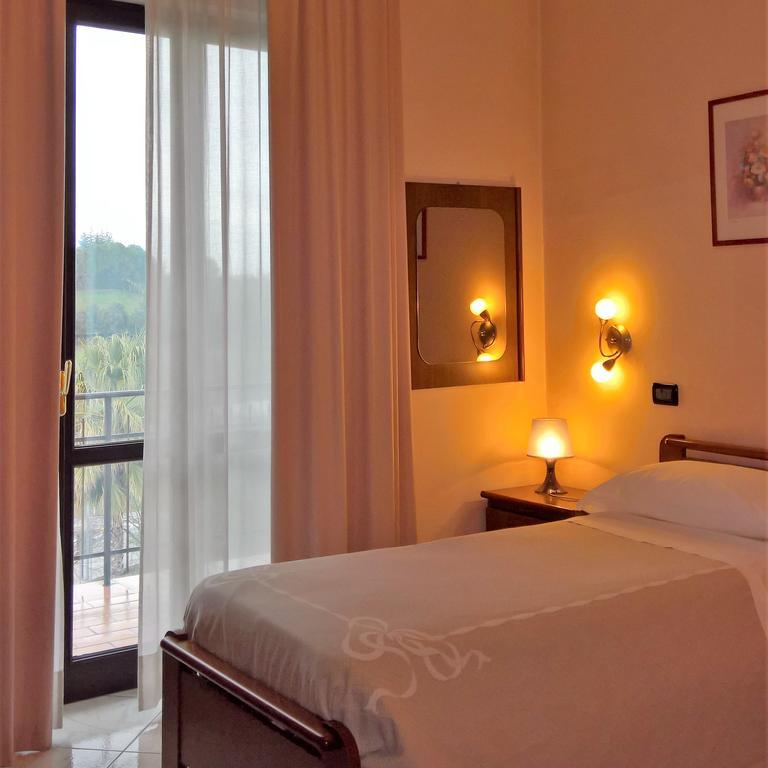 Hotel La Rotonda Cepagatti Bagian luar foto